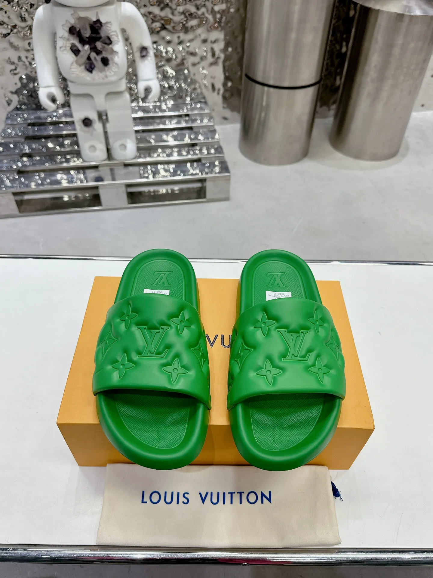 [L Home] P: 280💰 ▪️Shoe size: Women's 35-40 Men's 38-46▪️Packaging: Counter top quality~original packaging 𝟐𝟎𝟐5 Louis Vuitton counter's new embossed slippers, lv monogram embossed slippers, Waterfront sandals are back with a new look, and the upper buckle is embossed with lv's iconic Monogram pattern. Made of waterproof rubber with a comfortable and resilient insole. The lightweight, flexible outsole is embossed with the Louis Vuitton logo. ▪️Fabric: Original molded rubber foam surface ▪️Technology: embossed logo ▪️Sole: Original molded rubber foam outsole ▪️Sole thickness: 3CM.